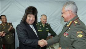 金正恩在外交場合頭戴「俄式毛帽」。（圖／翻攝自X平台 @MatreshkaRF）
