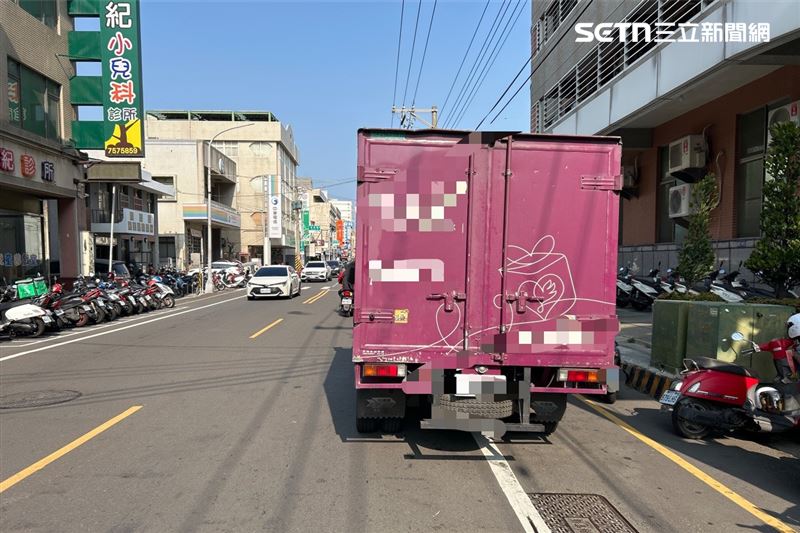 彰化和美鎮爆發檢舉衝突，檢舉達人抓違停，被路過民眾認出身分，慘遭眾人包圍撻伐。（圖／翻攝畫面）