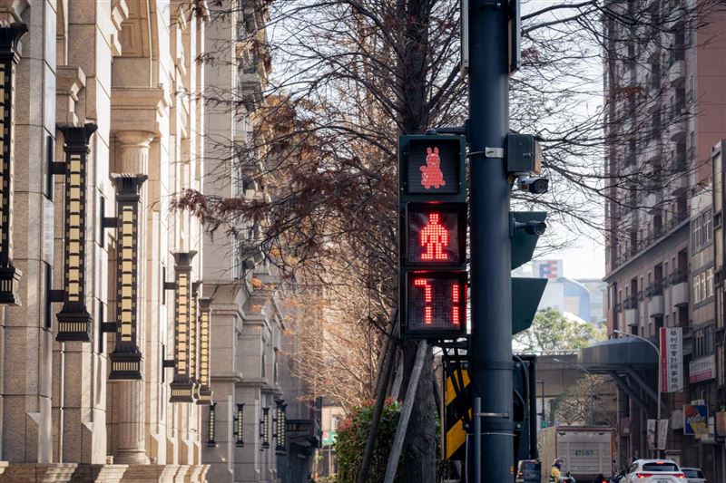 新竹市行人號誌燈除了原有的小綠人、小紅人外，又多了Rody。（圖／新竹市政府提供）