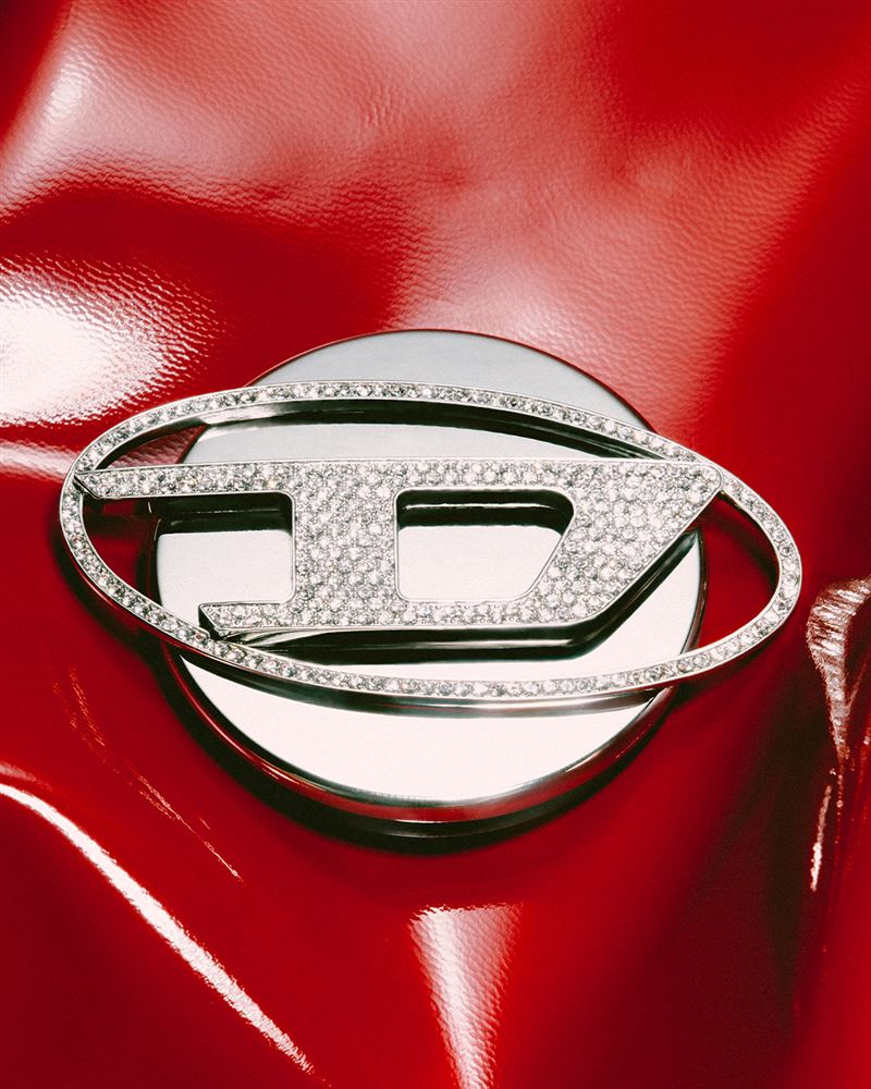 DIESEL + CASETiFY第二波聯名系列融合丹寧工藝、氧化花卉與前衛金屬元素，將一系列電子配件化為潮流先鋒單品