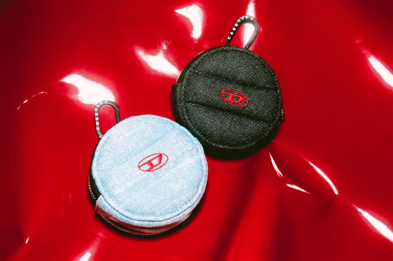 DIESEL + CASETiFY聯名系列推出一系列充滿不羈美學與前衛丹寧風格的電子配件