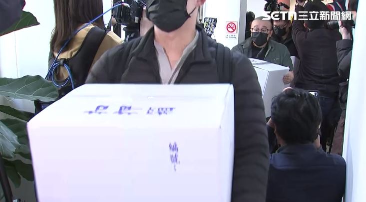 檢調搜查7小時後，帶著7個紙箱、1個電腦主機、2個行李箱從高金素梅辦公室走出。（圖／翻攝畫面）