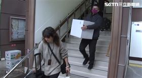 檢調搜查7小時後，帶著7個紙箱、1個電腦主機、2個行李箱從高金素梅辦公室走出。（圖／翻攝畫面）