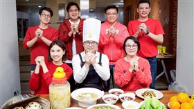 賴瑞隆陪高雄六位議員參選人下廚煮年菜。（圖／賴瑞隆國會辦公室提供） 