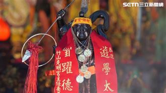 竹山克明宮迎太子爺　擲筊博金牌發紅包