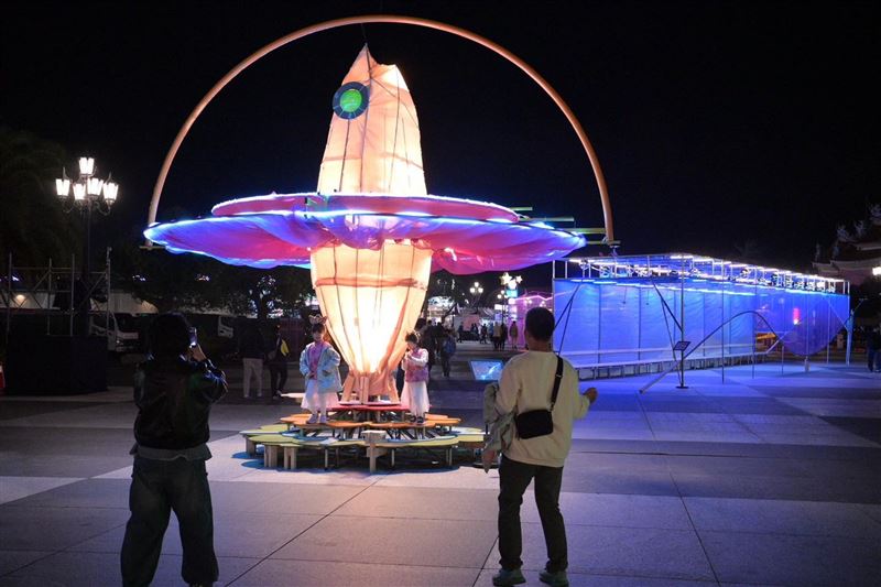 花蓮燈會砸1980萬，但主燈之一挨酸「長得像鹹魚」（圖／翻攝自徐榛蔚臉書）