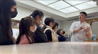 南市府攜手民間送暖　弱勢兒品嘗冠軍麵包