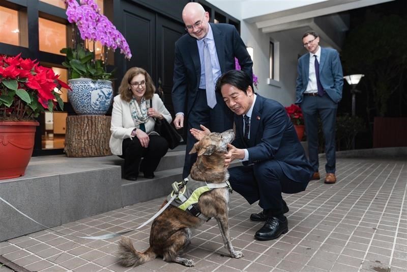 AIT今（10）天傍晚在臉書粉專發文貼出三張照片，美國在台協會處長谷立言強調，將繼續致力於並肩同行，透過堅如磐石的美台夥伴關係，共同打造一個更繁榮的世界！（圖／翻攝自美國在台協會 AIT粉專）