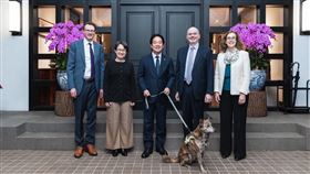 AIT今（10）天傍晚在臉書粉專發文貼出三張照片，美國在台協會處長谷立言強調，將繼續致力於並肩同行，透過堅如磐石的美台夥伴關係，共同打造一個更繁榮的世界！（圖／翻攝自美國在台協會 AIT粉專）