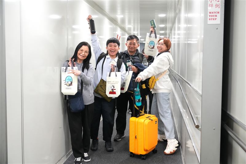 星宇航空也準備首航旅客專屬紀念好禮，包括Airbus 限量飄帶、識別證帶及 A350-1000 紀念貼紙，讓旅客將歷史時刻帶回家收藏。（圖／星宇航空提供）