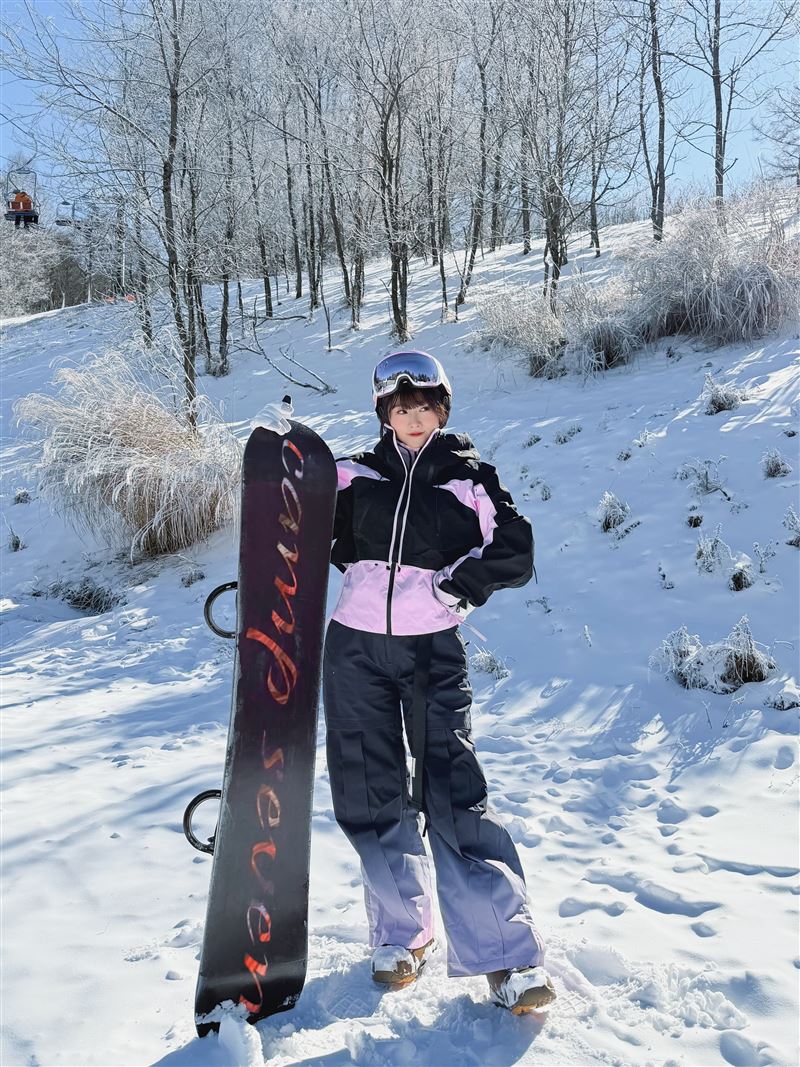 啦啦隊女神斐棋日前前往輕井澤，坦言愛上滑雪。（圖／翻攝自IG @feichi1124）