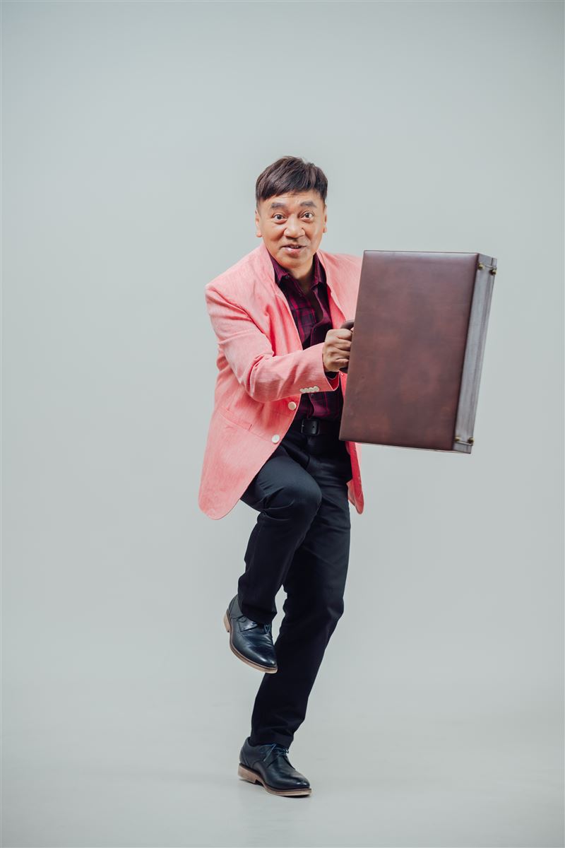 「民歌老頑童」施孝榮開唱，為2026讚聲演唱會打頭陣。（圖／寬宏藝術提供）