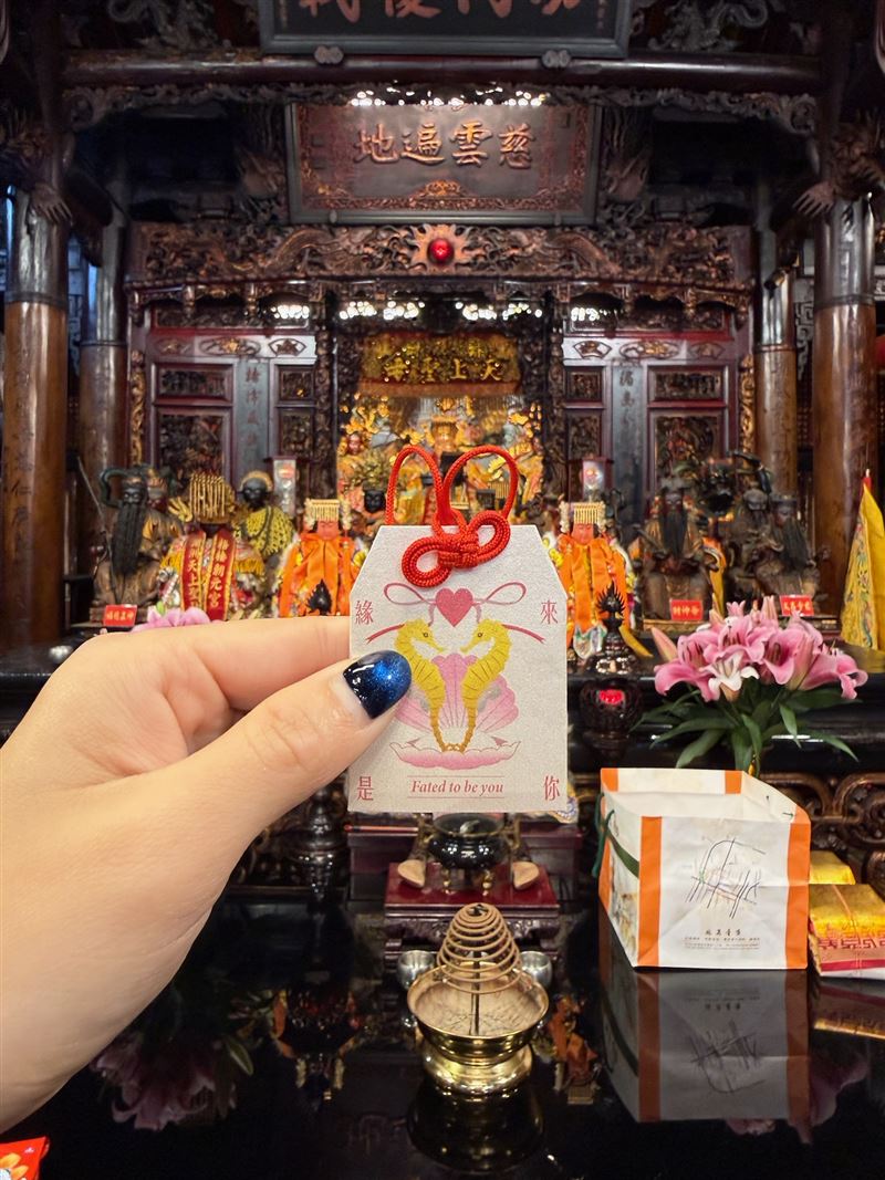 將與紅線合體的御守過爐參拜，祈求月老賜姻緣、貴緣、喜緣，為自己勾一整年的好運！（圖／台中海洋館提供）
