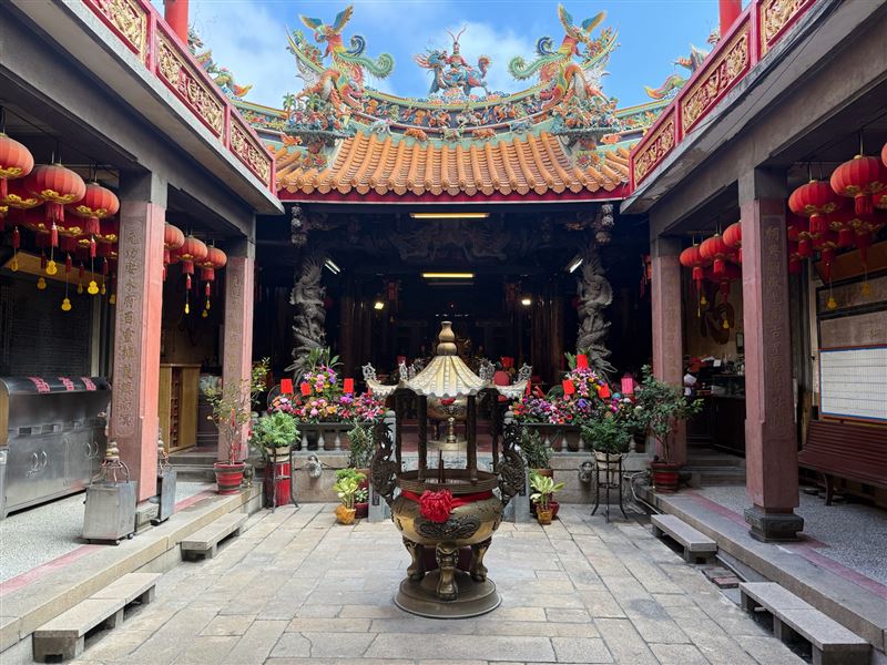 台中海洋館聯手梧棲朝元宮推出強力應援御守。（圖／台中海洋館提供）