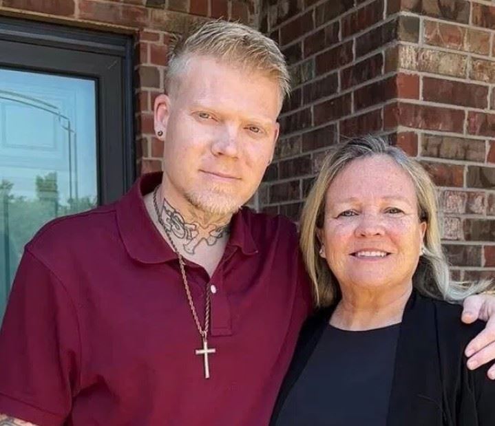 蓋瑞特（左）的母親卡蘿&bull;蓋瑞特（右）向《TMZ》證實，兒子已於上週日過世。（圖／翻攝自網路）