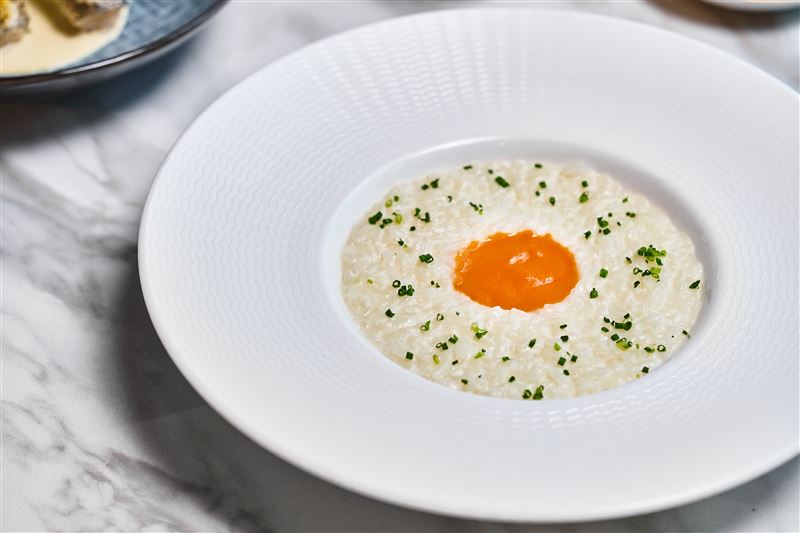 白松露海膽燉飯。（圖／品牌業者提供）