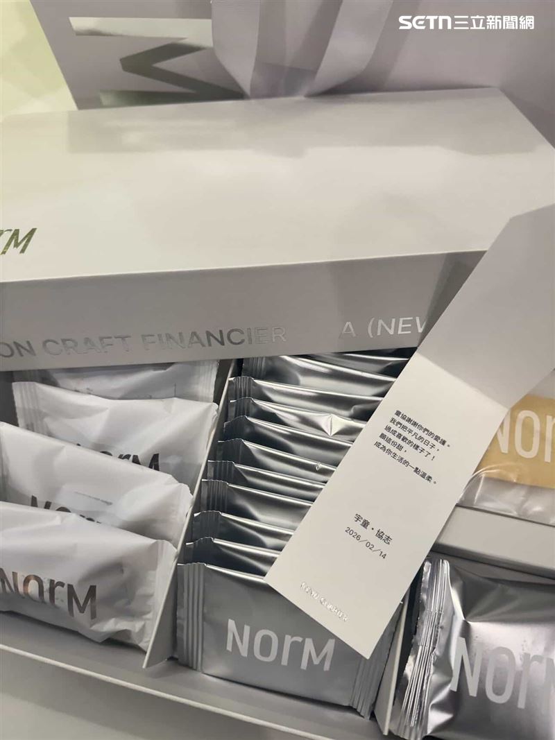 孫協志、夏宇童喜餅禮盒樣式簡約典雅。（圖／記者陳宣如攝影）