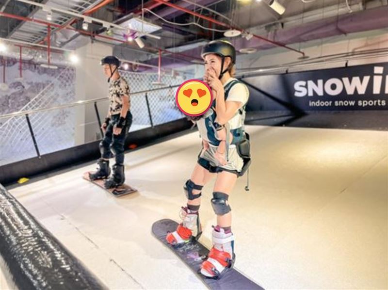 7寶媽林叨囝仔揹小孩滑雪，沒有給孩子戴護具。（圖／翻攝自林叨囝仔The Lins'Kids臉書）