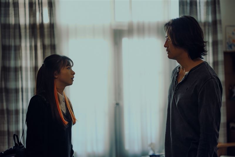 鄭伊健（右）一碰到陳姸霏（左）就變得完全無法溝通。（圖／Netflix提供）