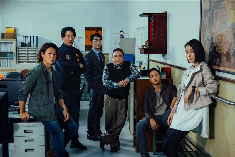 《百萬人推理》警探與科技偵查隊一同追緝最終犯人。（圖／Netflix提供）