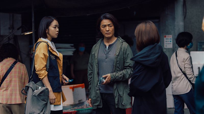 李霈瑜（左）與心中偶像鄭伊（右）健共同辦案。（圖／Netflix提供）