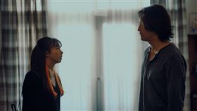 鄭伊健（右）一碰到陳姸霏（左）就變得完全無法溝通。（圖／Netflix提供）