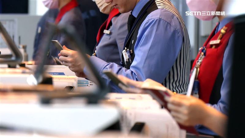 獨／起飛前「地勤撕破護照」　旅客錯愕