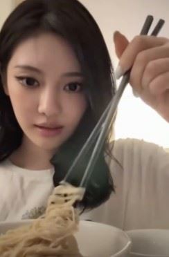 寧寧在直播分吃麵與粉絲互動時，突然脫口說出「我現在太醜了」，隨後立刻關閉直播畫面，突如其來的舉動讓觀眾錯愕。（圖／翻攝自網路）