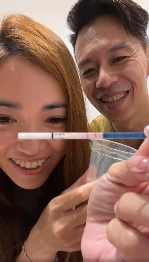 有網友在Threads爆料，37歲林叨囝仔已升格8寶媽，目擊她手拿媽媽手冊現身醫院候診區。（圖／翻攝自林叨囝仔臉書）