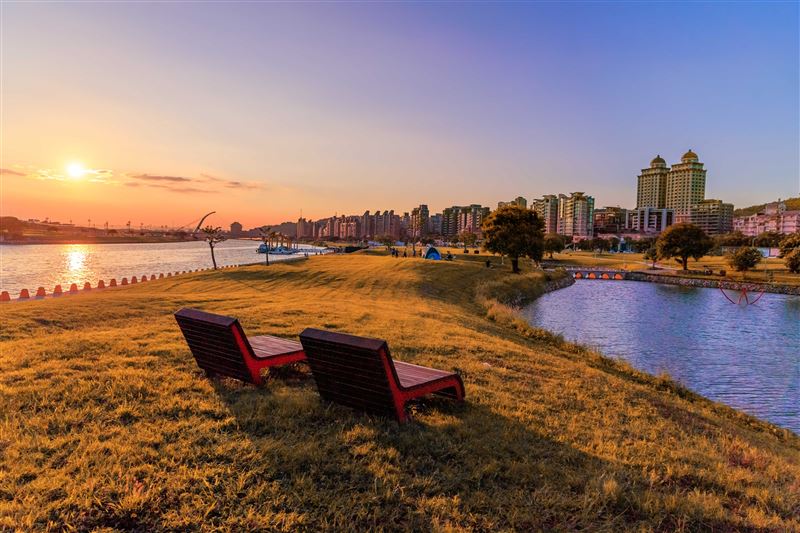 水利處推薦內湖到關渡的單車路線，沿路有藝術家與設計師精心製作的畫堤與美麗景色，邀請民眾過年時一同騎行。（圖／台北市水利處提供）