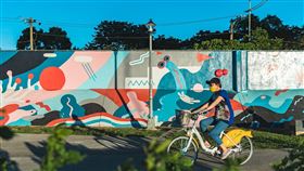 水利處推薦內湖到關渡的單車路線，沿路有藝術家與設計師精心製作的畫堤與美麗景色，邀請民眾過年時一同騎行。（圖／台北市水利處提供） 