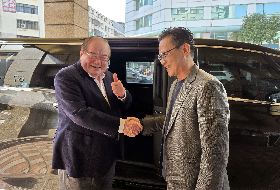 李乾龍與國民黨新北黨部主委黃志雄握手