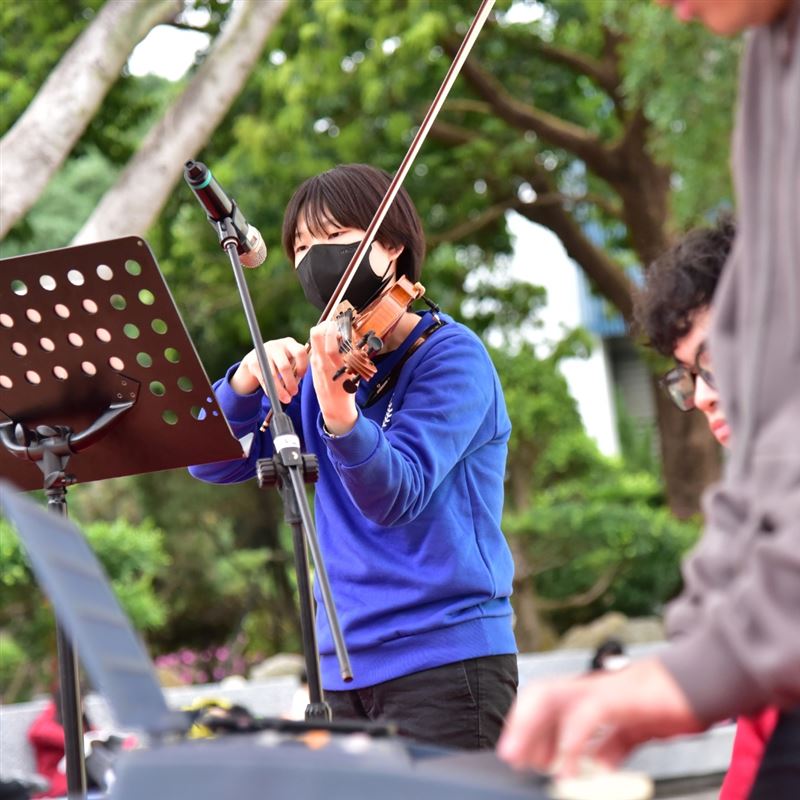 大學生活來了！輔大3/7舉辦開箱日12學院53系一次體驗，提前預約大學生活。圖為音樂系同學以樂曲展現專業，也讓現場充滿悠揚的樂聲。（圖／輔仁大學提供）