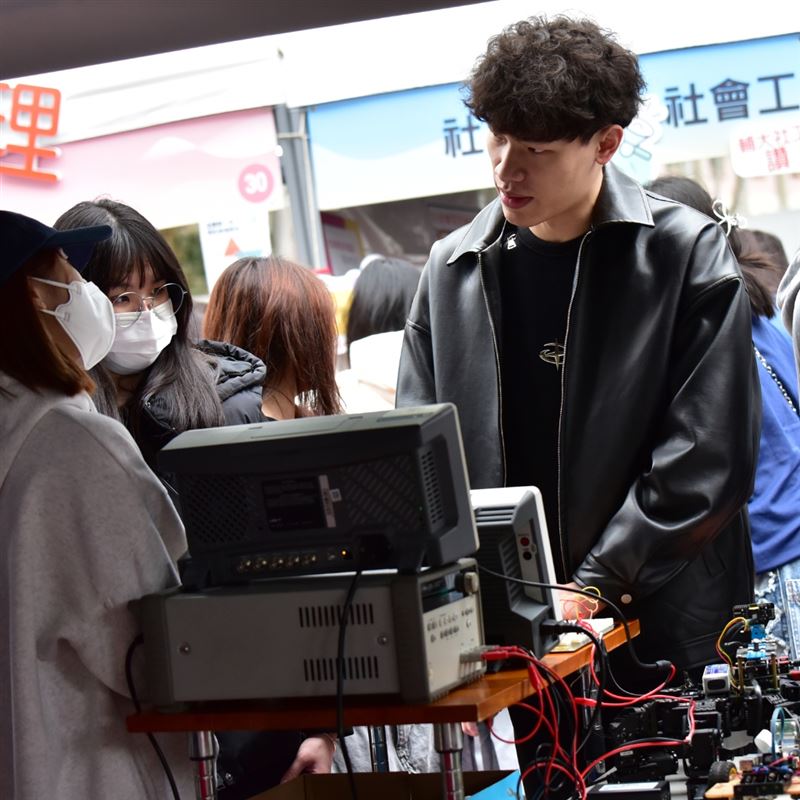 大學生活來了！輔大3/7舉辦開箱日12學院53系一次體驗，提前預約大學生活。圖為 電機系現場解說，並提供專業實作讓高中生了解學習成果。（圖／輔仁大學提供）