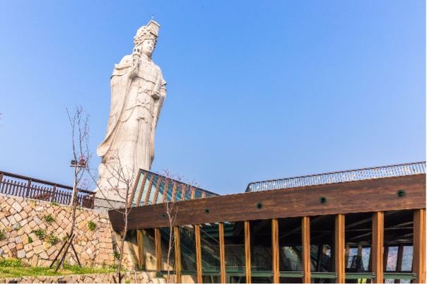 媽祖神像與船型平台。（圖／翻攝自交通部觀光署馬祖國家風景區管理處）