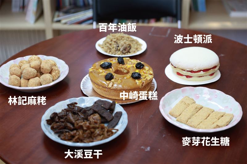 郭昱晴開箱六款桃園名產。（圖／郭昱晴國會辦公室提供）