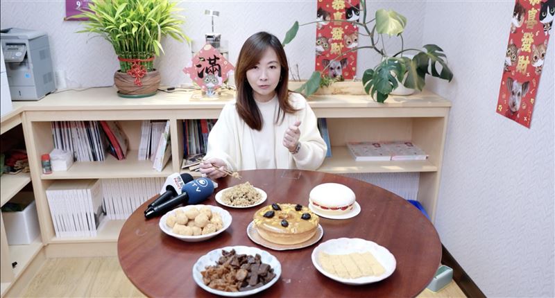 郭昱晴開箱六款桃園名產。（圖／郭昱晴國會辦公室提供）