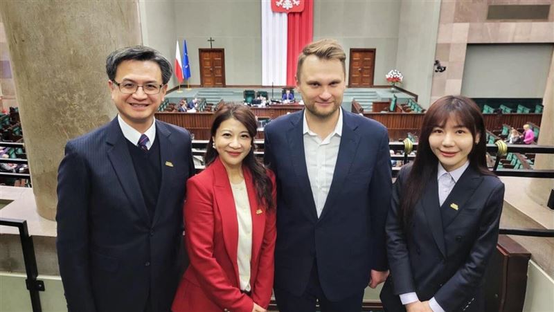 林楚茵、吳沛憶造訪波蘭國會，主席高喊「台灣來的」。（圖／翻攝自林楚茵Threads）