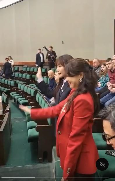 波蘭國會副議長在所有議員面前介紹兩人。（圖／翻攝自林楚茵Threads）