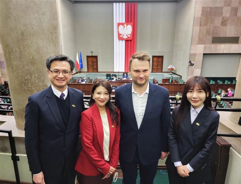 林楚茵、吳沛憶日前造訪波蘭國會，主席高喊「台灣來的」。　(圖／翻攝自林楚茵Threads)