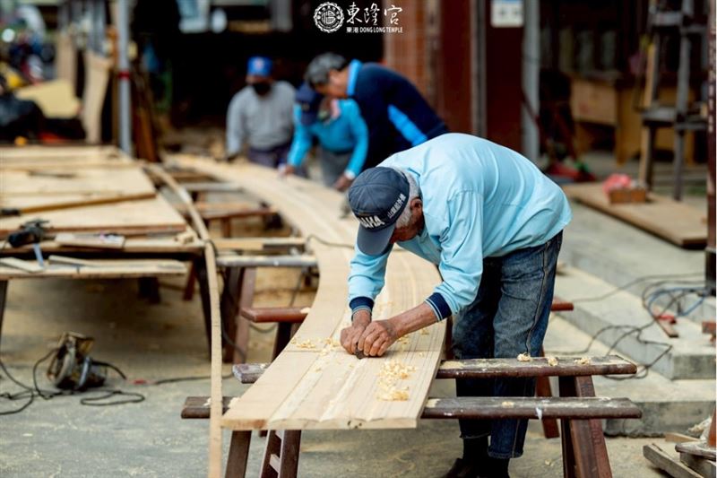 王船製作紀錄。（圖／翻攝自東港東隆宮-國定民俗東港迎王粉絲專頁）