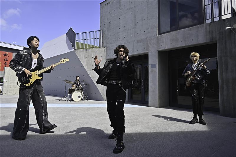 「帕拉斯 PALLAS」在烈日下身穿皮衣，曬到彷彿脫皮。（圖／迷音樂提供）