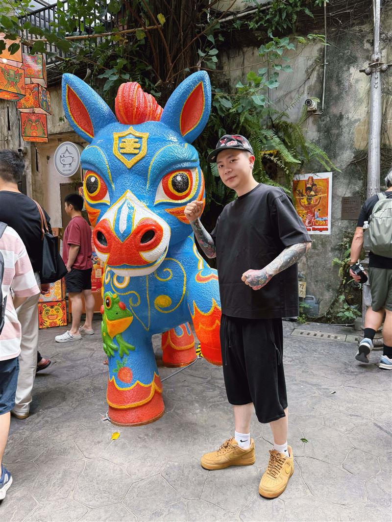 蕭秉治走訪大馬知名景點鬼仔巷。（圖／相信音樂提供）