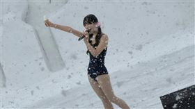 愛成來來在雪中僅穿泳衣表演。（圖／翻攝自X／planckstars）

