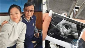 長榮大學已婚副教授張振平（左圖右）偷吃小30歲的Ａ小姐（左圖左），2人還拍下甜蜜合照。張振平得知Ａ小姐懷孕後，竟冷血稱孩子「只是細胞」，要求墮胎。（讀者提供）