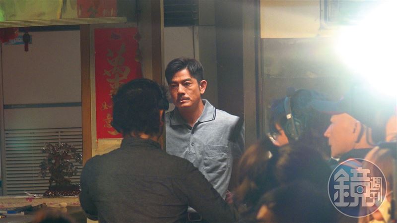 1/30 19：25郭富城來台拍攝電影《老子》，他貼上鬍子、叼根牙籤，打扮得很草根，神情嚴肅地與導演討論劇情。（圖／鏡週刊）