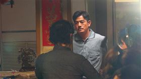 1/30 19：25郭富城來台拍攝電影《老子》，他貼上鬍子、叼根牙籤，打扮得很草根，神情嚴肅地與導演討論劇情。（圖／鏡週刊）