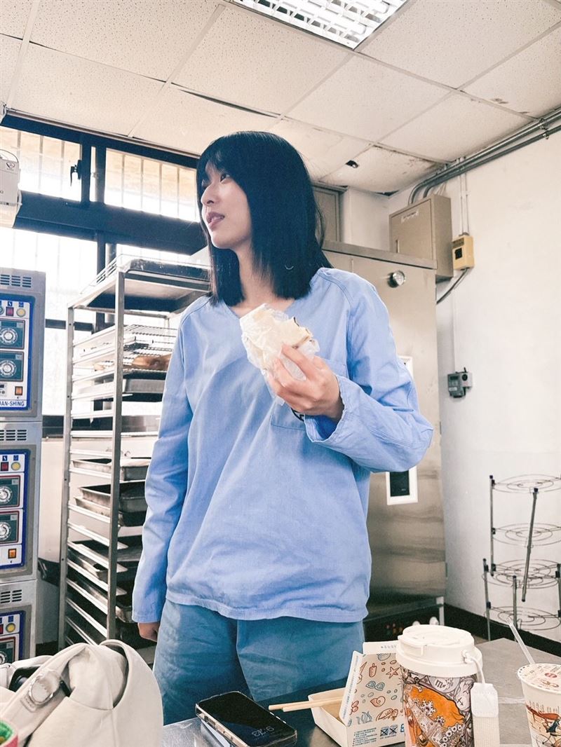 晨亦甯釋出在片場中的甜美側拍，再度圈粉許多人。（圖／翻攝自IG @317century）