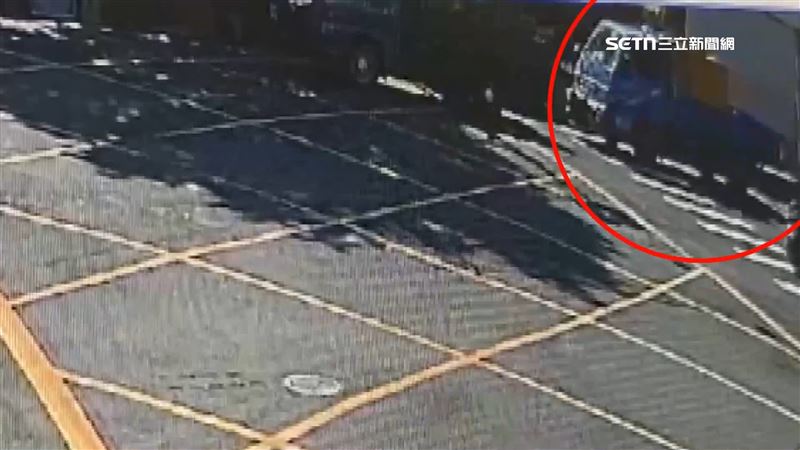 監視器可以看到不斷有小貨車等，將大型家具及雜物丟下車