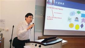 張振平擁有台大博士學位，經常四處演講授課。（翻攝張振平臉書）